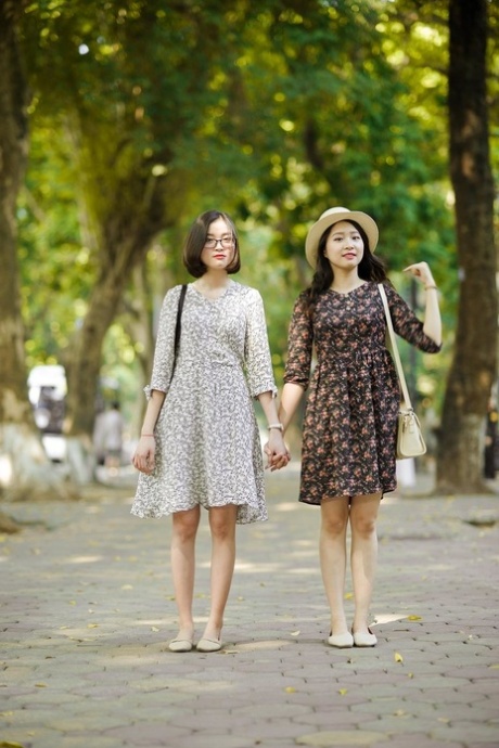 穿着夏装在公共场合搔首弄姿的亚洲黑发美女