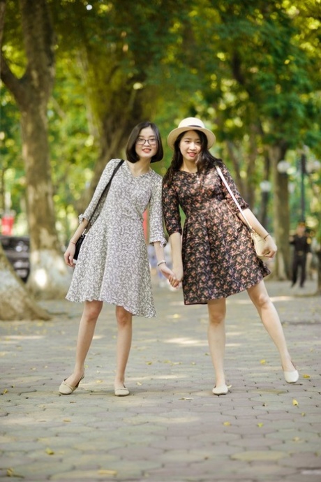 穿着夏装在公共场合搔首弄姿的亚洲黑发美女
