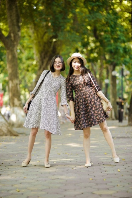 穿着夏装在公共场合搔首弄姿的亚洲黑发美女