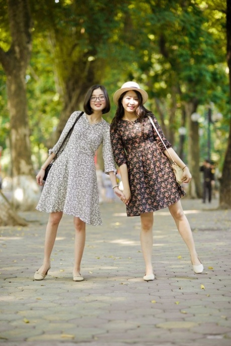 穿着夏装在公共场合搔首弄姿的亚洲黑发美女