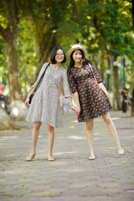 穿着夏装在公共场合搔首弄姿的亚洲黑发美女