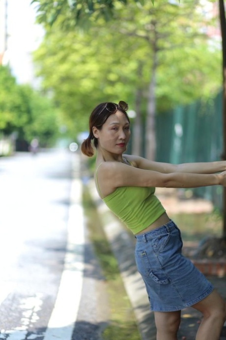 亚洲辣妹 Francesca Le 在她的个人合辑中穿着性感服装摆姿势