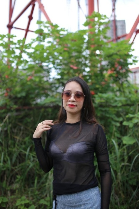 娇小的亚洲女孩杰西卡Phuong无耻地闪烁她的胸罩在公共