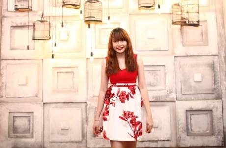 可爱的亚洲女孩秋天摆在她美丽的礼服汇编