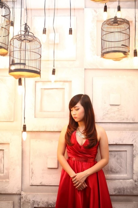 可爱的亚洲女孩秋天摆在她美丽的礼服汇编
