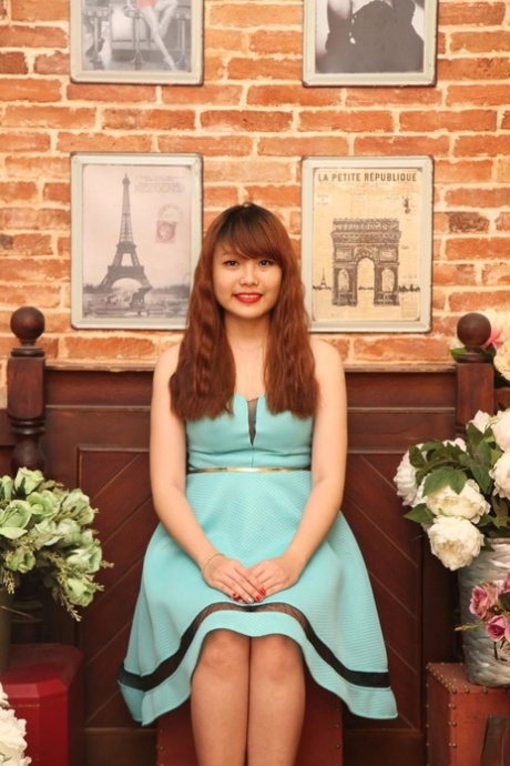 可爱的亚洲女孩秋天摆在她美丽的礼服汇编