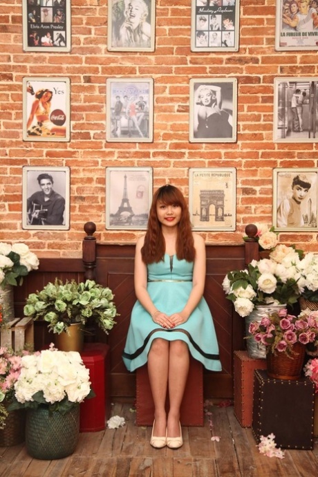 可爱的亚洲女孩秋天摆在她美丽的礼服汇编