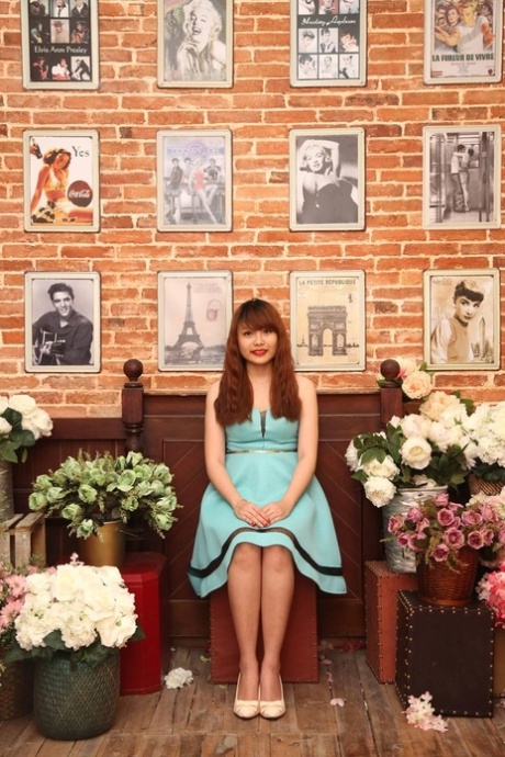 可爱的亚洲女孩秋天摆在她美丽的礼服汇编