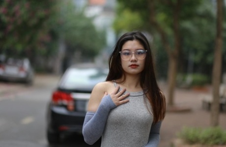 戴眼镜的亚洲美女模特娜塔莉亚在公共场合摆出撩人姿势