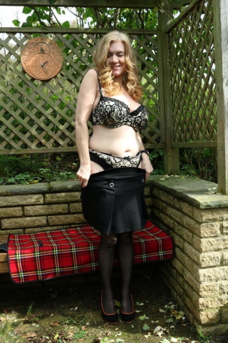 Mature British woman Lily May doffs her top to show her big tits in stockings - pornpics.de