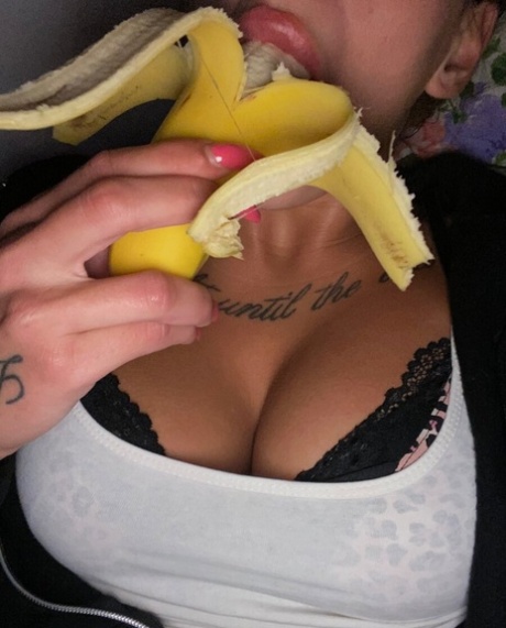 乌鸦头发的业余爱好者展示完美臀部和性感乳沟