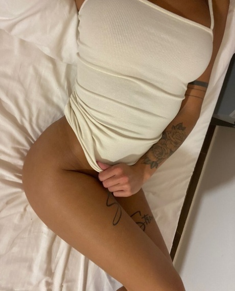 乌鸦头发的业余爱好者展示完美臀部和性感乳沟