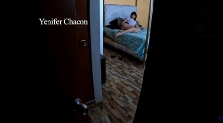 业余翘臀美女在 POV 动作中对鸡巴搔首弄姿、肆意攀爬