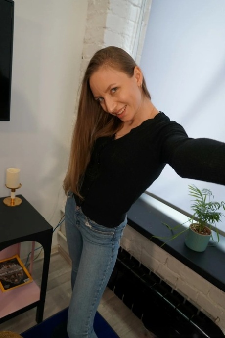 娇小的业余爱好者拍摄裸体自拍照，展示她的小奶子和大屁股
