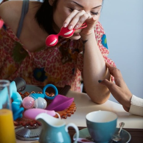 可爱的欧洲女同性恋摆姿势、拥抱和法式热吻合集