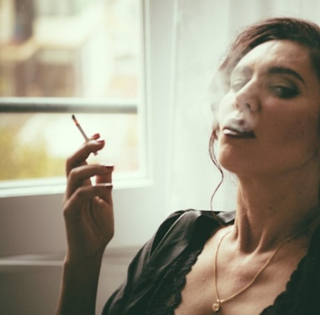 成熟荡妇 Zazel Paradise 在与瘦子的色情场景中给人做 BJ
