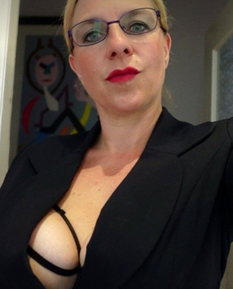 魅力四射的熟女在独唱中展示超级性感的乳沟