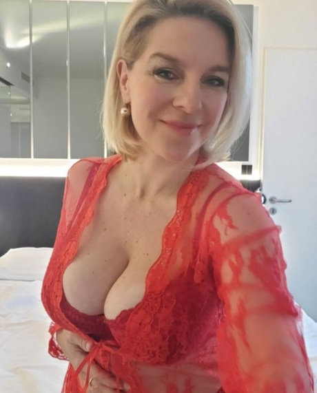 魅力四射的美洲狮在独舞中展示惊人的乳沟和性感的双脚