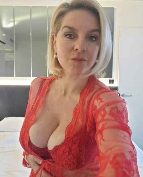 魅力四射的美洲狮在独舞中展示惊人的乳沟和性感的双脚