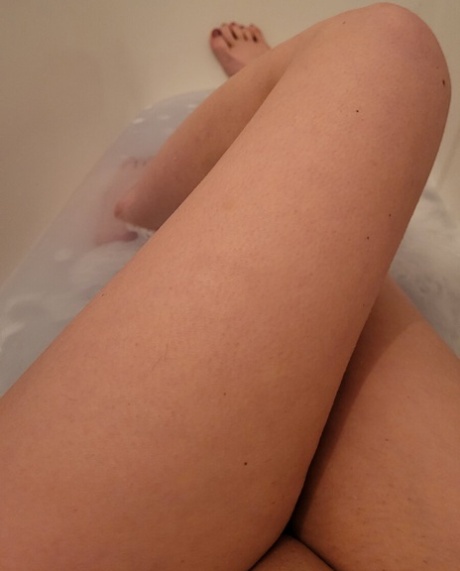 美丽的纹身美女在浴室里展示她的大屁股和多汁的乳房