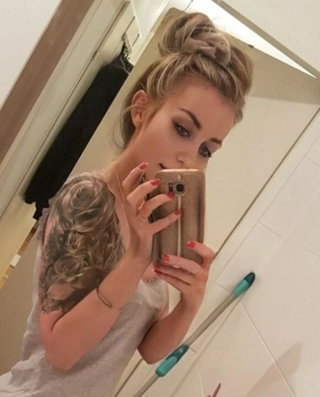 美丽的纹身美女在浴室里展示她的大屁股和多汁的乳房