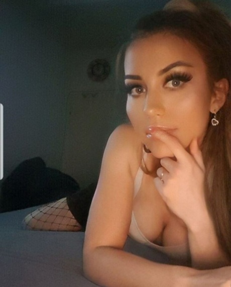 Sexy amateur babe Ellaonli exposing her phenomenal curves in a solo