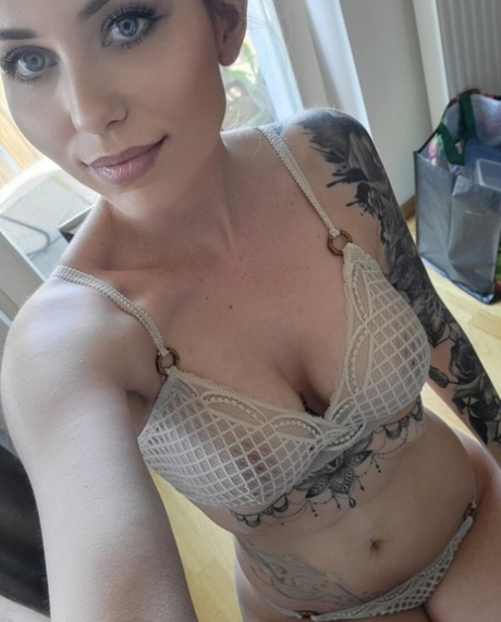 美丽的纹身美女展示她的大胸和翘臀