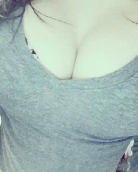绿眼业余宝贝罗拉-坎迪（Lola Candy）在合集中展示乳沟和屁股