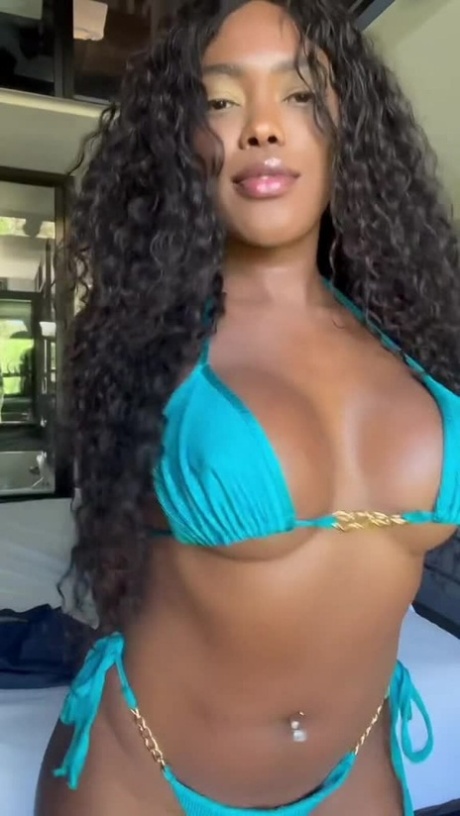 美丽的卷发美女在性感内衣合集中展示她的大奶子