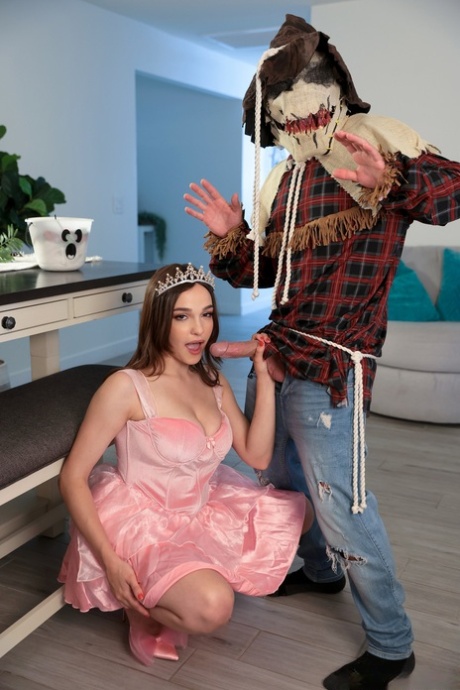 性感少女 Rissa May 在万圣节炫耀自己的大奶子并与继兄做爱
