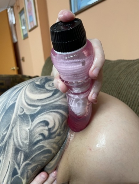 纹身红头发的荡妇泰勒妮可条和玩具她的大赃物