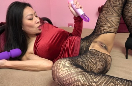 亚洲 MILF Teagan Lynn 用假阳具和振动器玩弄她淫荡的阴部