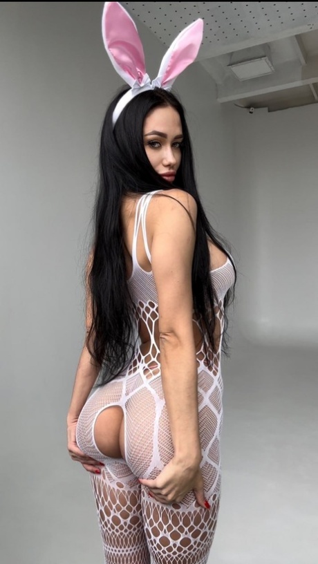 OnlyFans贝贝与兔子耳朵体操运动员阿丽娜构成在她的性感bodystocking