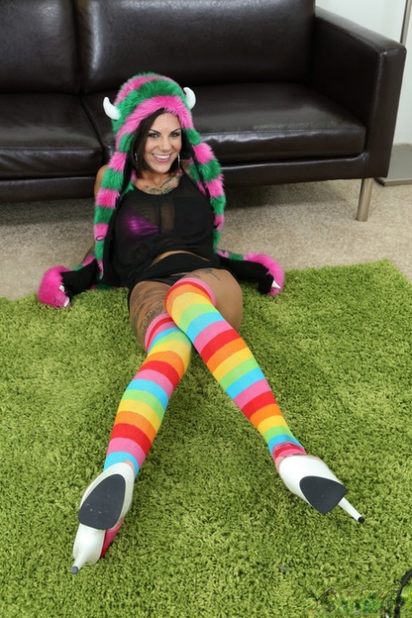 Inked prostitute Bonnie Rotten masturbates to orgasm in her colorful stockings - pornpics.de