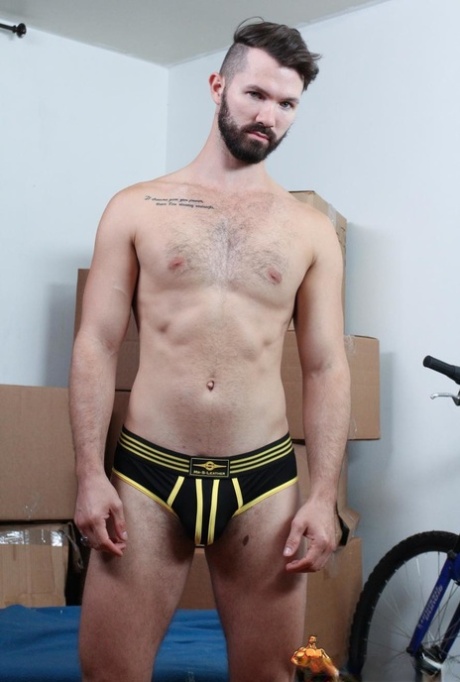 Sexy muscular gay hunks Conrad Logan and Anthony London bang while moving in