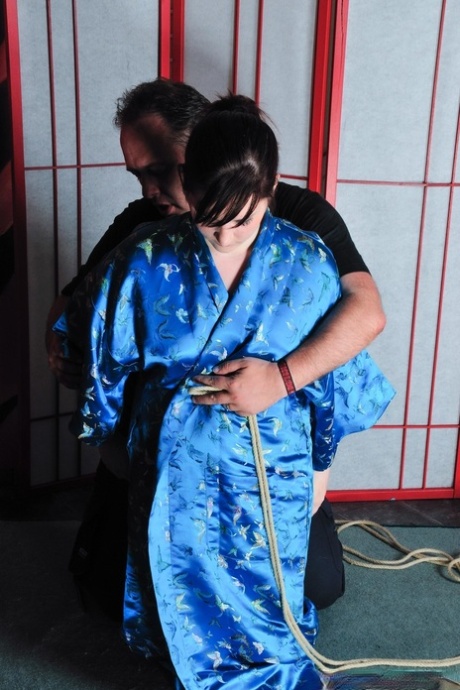 黑发美女 Casey S 在被捆绑时展示可爱的乳房