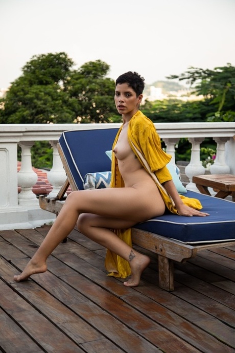 短发美女 Alejandra La Torre 在泳池边炫耀她的自然身材