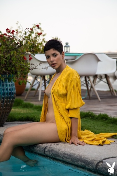 短发美女 Alejandra La Torre 在泳池边炫耀她的自然身材