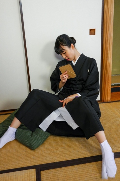 穿着制服的性感日本女孩口交和品尝淫水