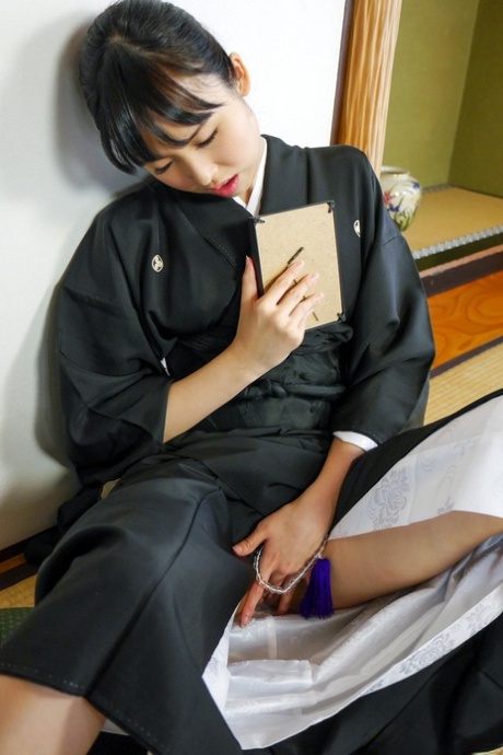 穿着制服的性感日本女孩口交和品尝淫水