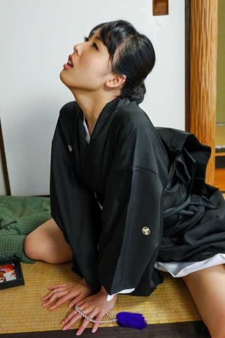 穿着制服的性感日本女孩口交和品尝淫水