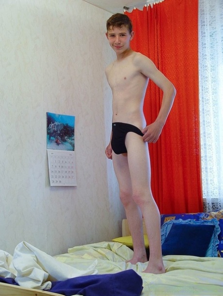 害羞的twink Moteijus条和炫耀他的精瘦的身体和岩石硬的家伙