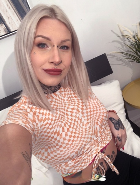 穿孔纹身的金发美女 69 公主在床上脱衣摆姿势