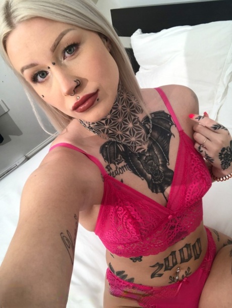 穿孔纹身的金发美女 69 公主在床上脱衣摆姿势