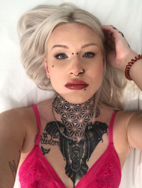 穿孔纹身的金发美女 69 公主在床上脱衣摆姿势