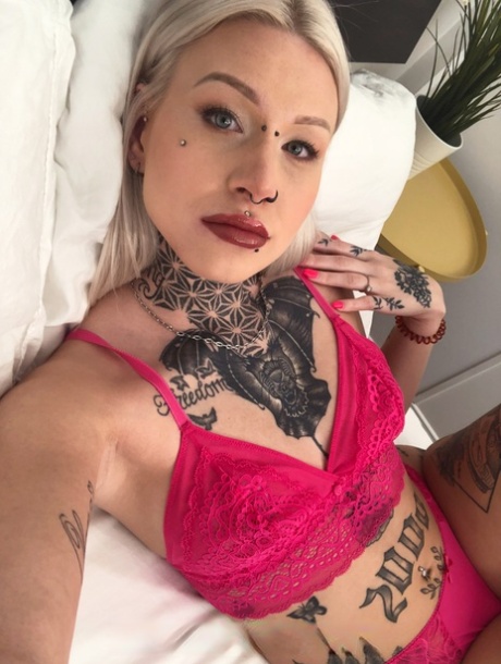 穿孔纹身的金发美女 69 公主在床上脱衣摆姿势
