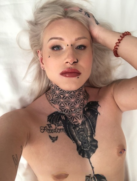 穿孔纹身的金发美女 69 公主在床上脱衣摆姿势