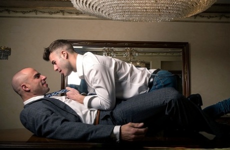 Gay hunks Diego Summers & Allen King suck each other