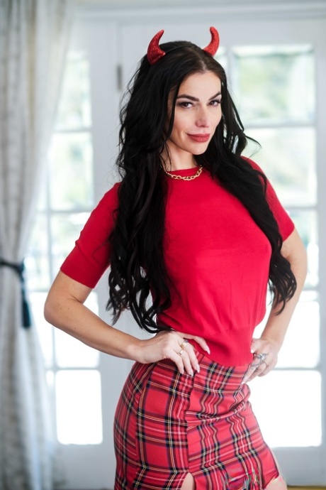 美丽的金发女郎 Lindsey Lakes 与一对情侣享受 FFM 三人游戏