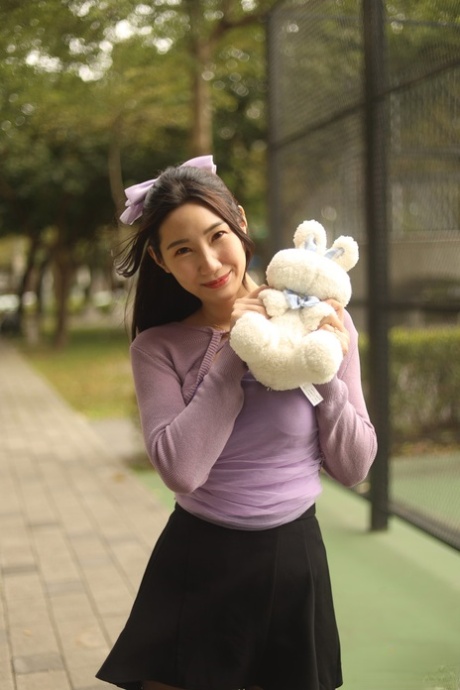亚洲贝贝构成在一个普通的衣服之前骑一个家伙在热内衣